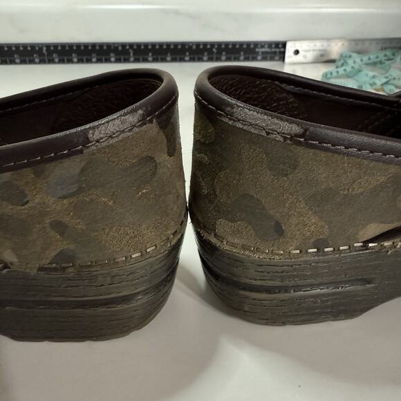 Dansko Professional Clog Size EU 38 US 8 Camo Leather Work Shoe Slip-On Platform - Picture 10 of 12